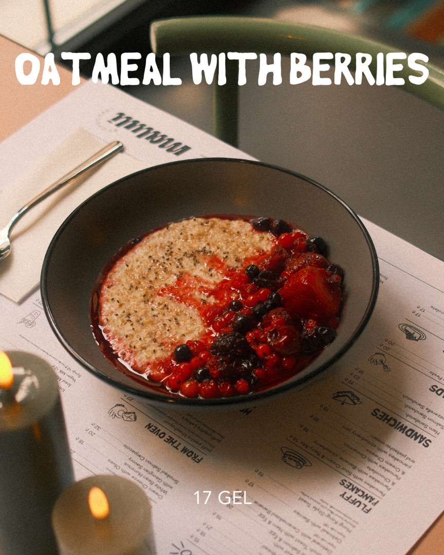 Oatmeal with berries